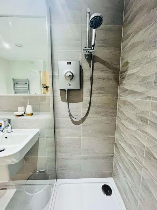 Lovely Studio Apartment With Free Parking Included! Manchester Exterior photo